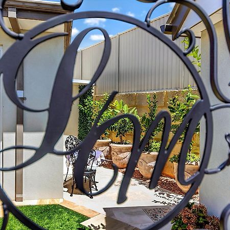 Lavender Manor Bnb Acomodação com café da manhã Alkimos Exterior foto