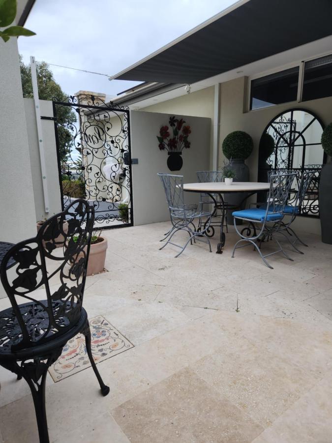 Lavender Manor Bnb Acomodação com café da manhã Alkimos Exterior foto