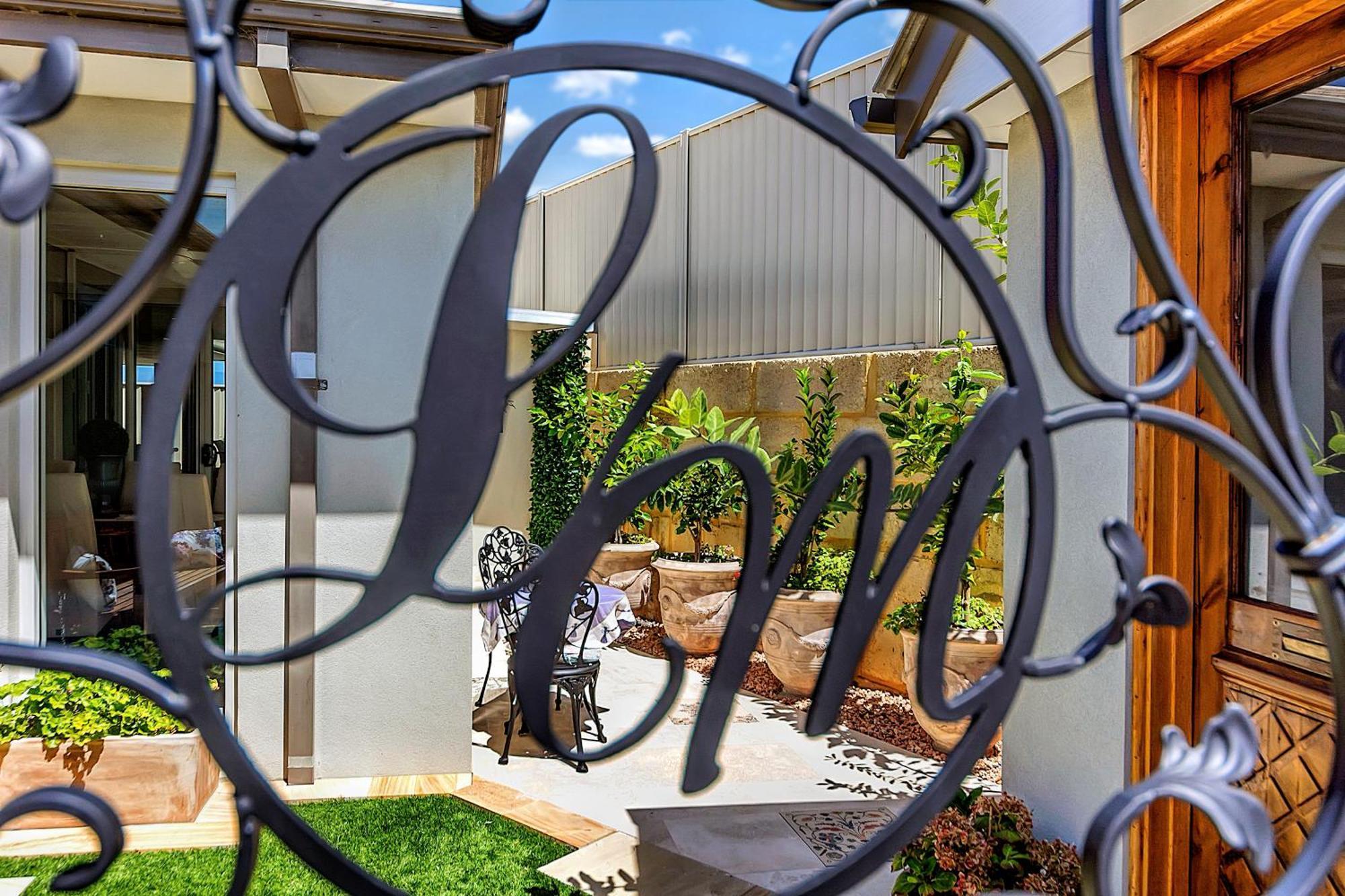 Lavender Manor Bnb Acomodação com café da manhã Alkimos Exterior foto