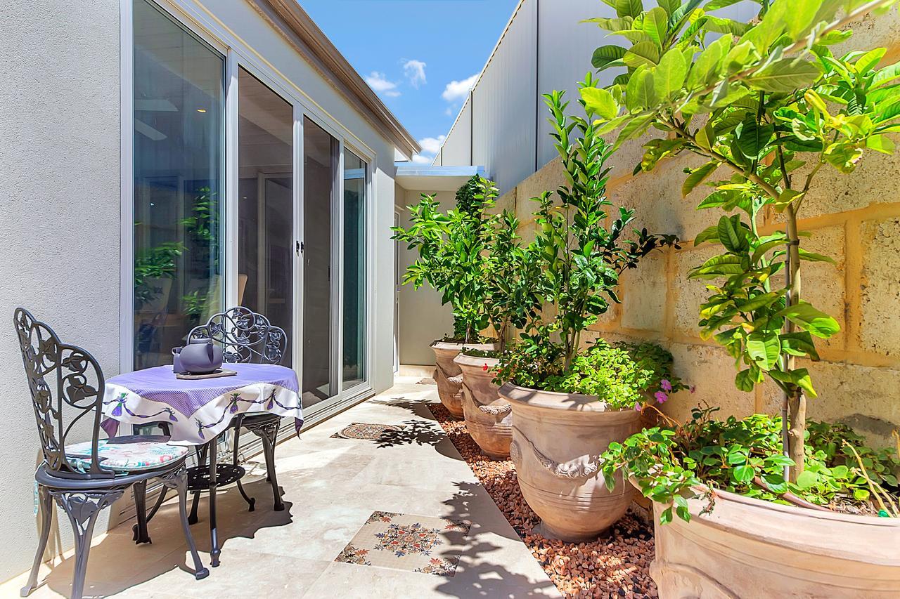 Lavender Manor Bnb Acomodação com café da manhã Alkimos Exterior foto